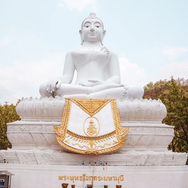 White Buddha Wat Phra That Mae Yen Thailande